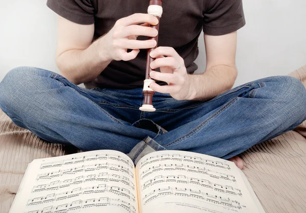 Juego en una flauta —  Fotos de Stock