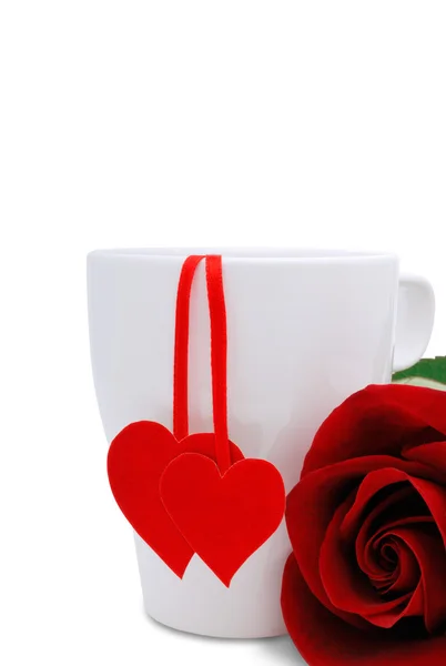 Pohár s dvěma červené srdce a květiny — Stock fotografie