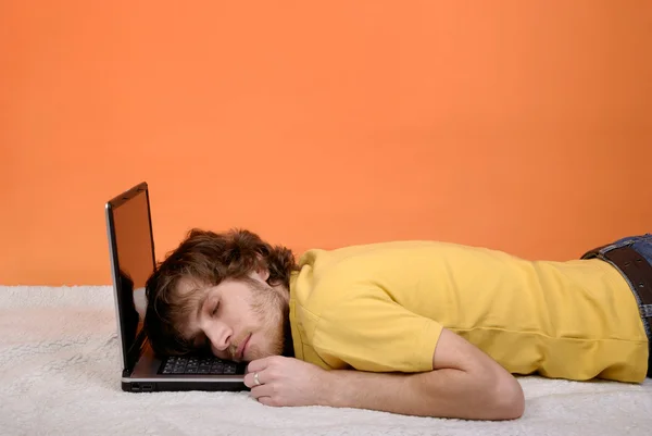 在笔记本电脑上睡觉的人 — 图库照片
