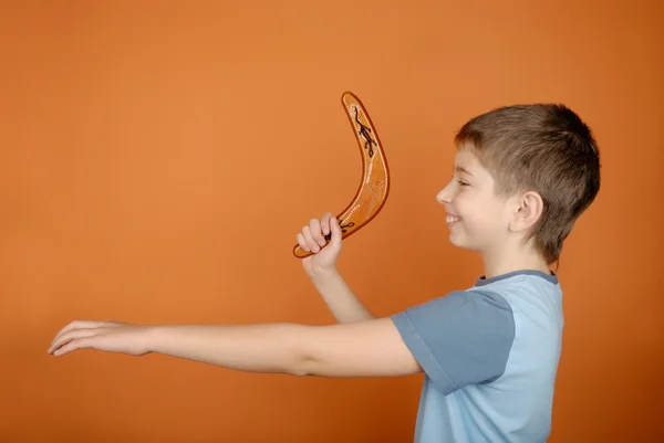 Ragazzo con un boomerang — Foto Stock