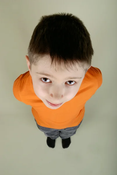 Προσωπογραφία αγοριού κοιτώντας ψηλά — Φωτογραφία Αρχείου