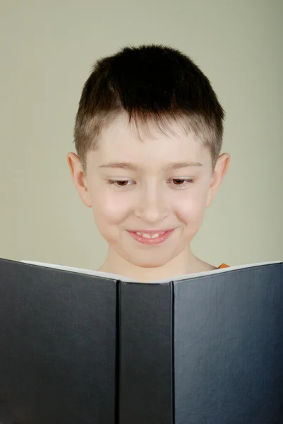 Niño leyendo un libro —  Fotos de Stock