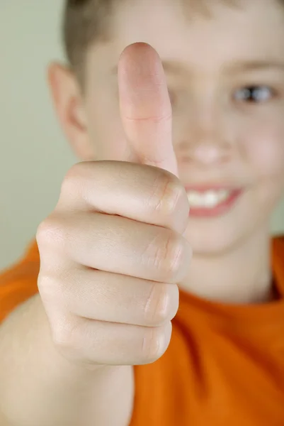 The boy with thumb-up — Stock Photo, Image