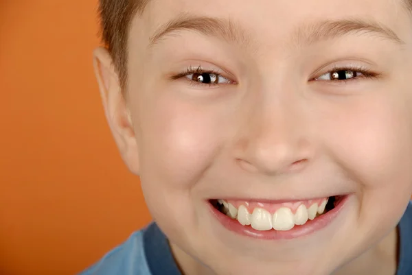 Rapaz sorridente — Fotografia de Stock