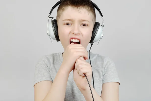 Cantando menino — Fotografia de Stock