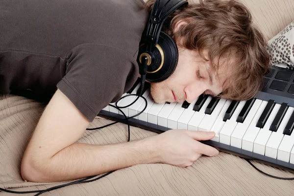 Homem dormindo no teclado MIDI — Fotografia de Stock