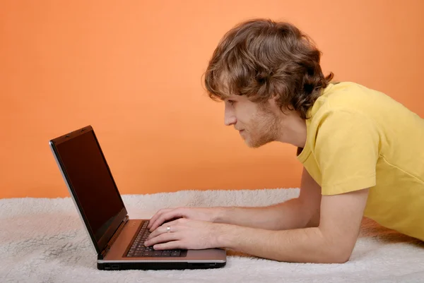 Mannen med den bärbara datorn — Stockfoto