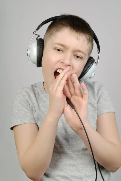 Поющий мальчик — стоковое фото