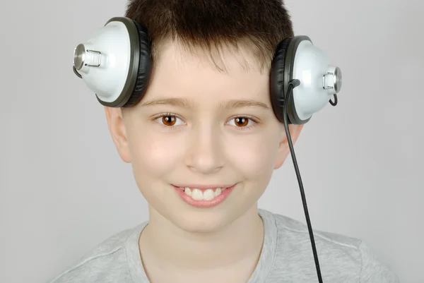 Engraçado menino escuta — Fotografia de Stock