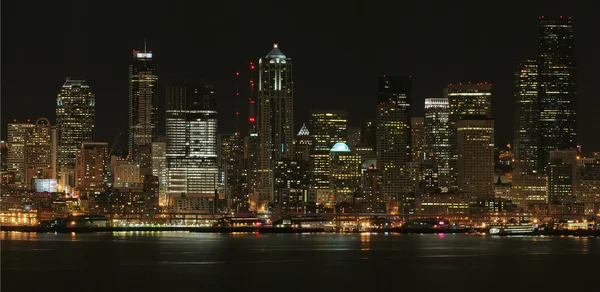 Сиэтл ночью — стоковое фото