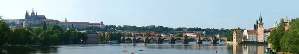 Пражский град и Карлов мост — стоковое фото