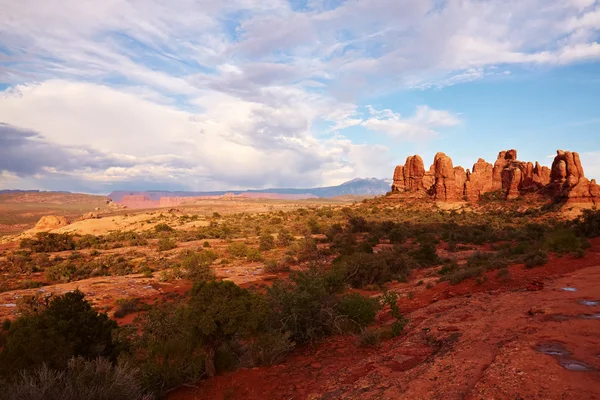 Rode woestijn bij zonsondergang na de storm — Stockfoto
