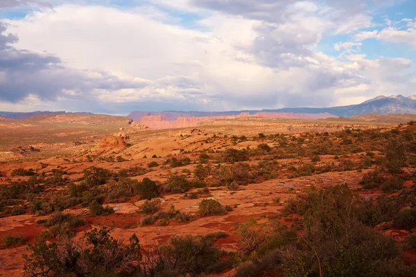 Fırtına gün batarken kırmızı çöl — Stok fotoğraf
