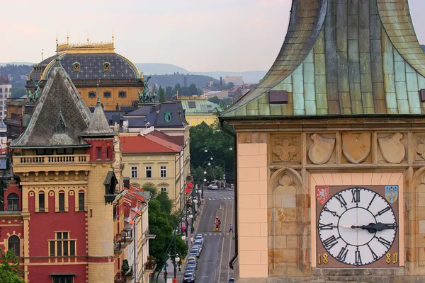 Prag hustak och klocktornet Stockbild