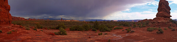 Красная пустыня после штормовой панорамы
