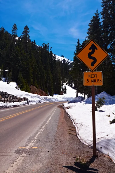 Inverno estrada sinuosa — Fotografia de Stock