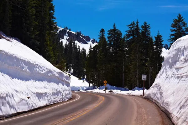 Zimní klikaté silnici — Stock fotografie