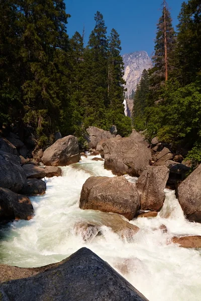 Yosemite vadisinde dere — Stok fotoğraf