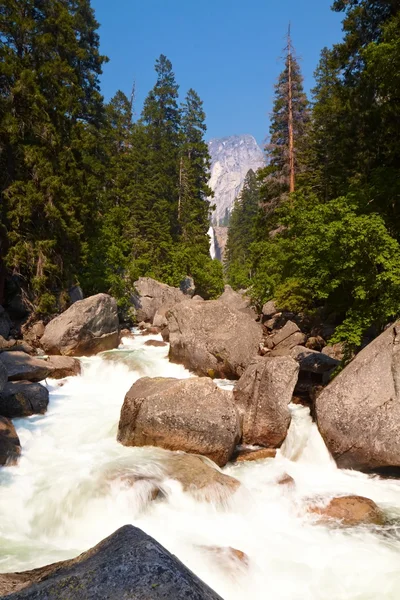 Fluxo no Vale de Yosemite, exposição longa — Fotografia de Stock