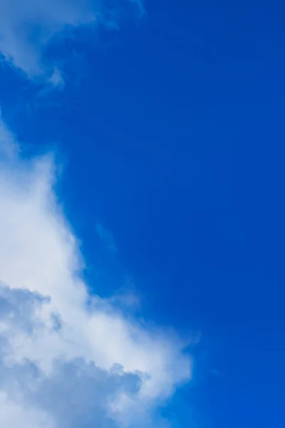 Голубое небо как фон — стоковое фото