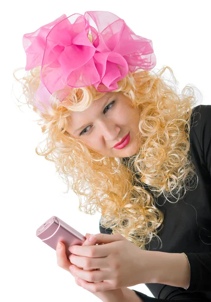 Blondin med en stor rosa telefon — Stockfoto