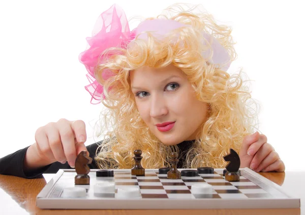 Блондинка играет в шахматы — стоковое фото
