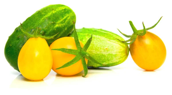 Komkommers en gele tomaten — Stockfoto