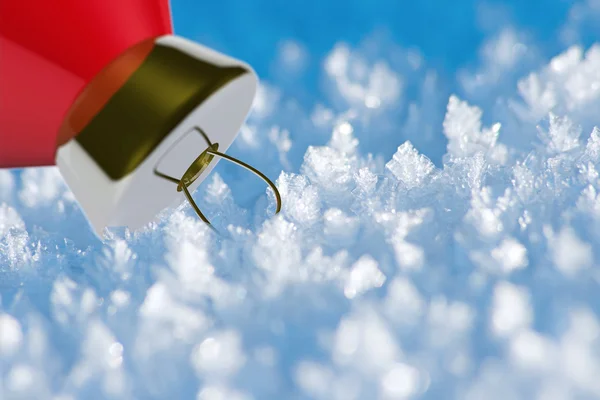 Buz üstünde Noel top — Stok fotoğraf