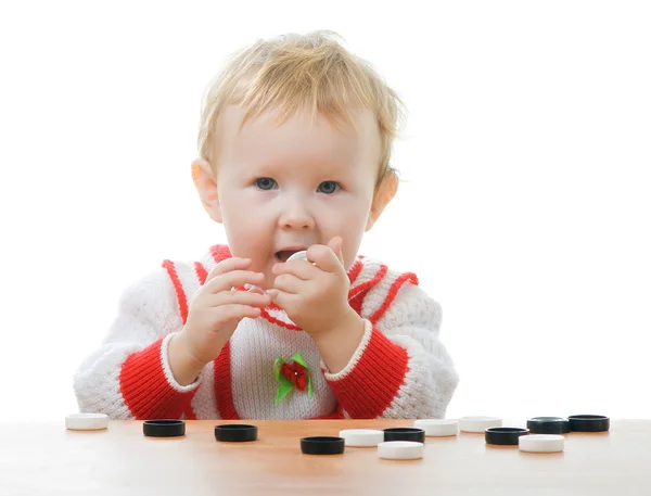Criança joga damas no branco — Fotografia de Stock
