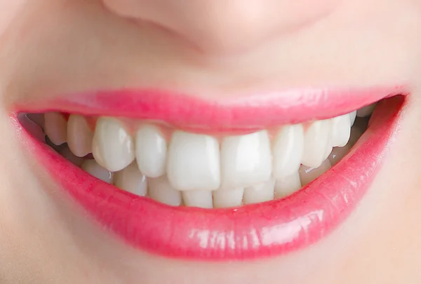 Красивые губы и зубы — стоковое фото