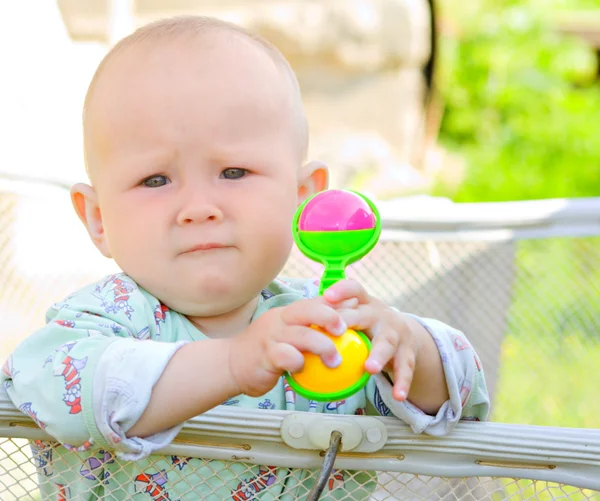 Ребенок держит игрушку — стоковое фото