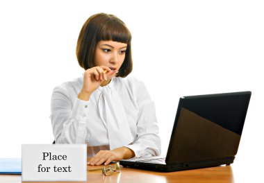 bir compute ile bir ofiste çalışan kız
