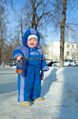 parkta oynayan çocuk