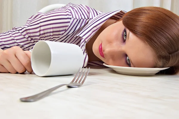 Her head in the plate — Stock Photo, Image