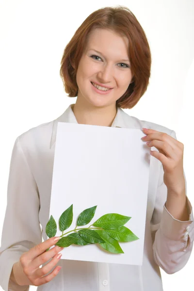 Meisje met een papier en bladeren — Stockfoto
