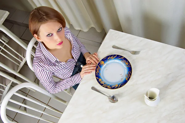 Girl with an empty plate — Stock Photo, Image