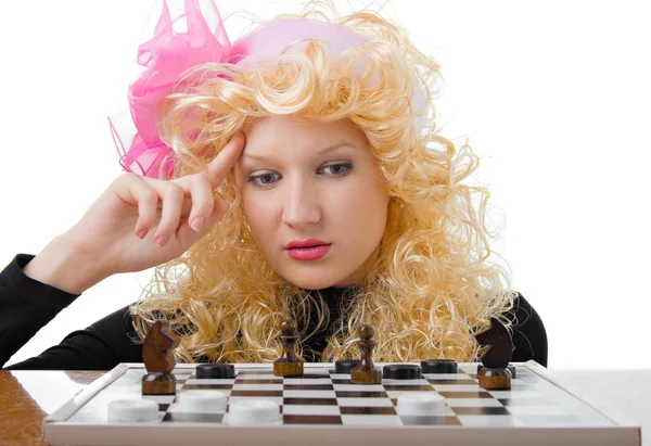 Гламур блондинка грає в шахи — стокове фото
