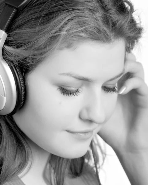 Luistert naar muziek met hoofdtelefoon — Stockfoto