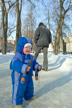 bir yürüyüş için bir baba ile çocuk