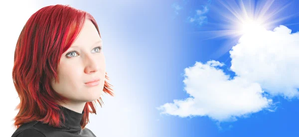 Flicka på en bakgrund av blå himmel — Stockfoto