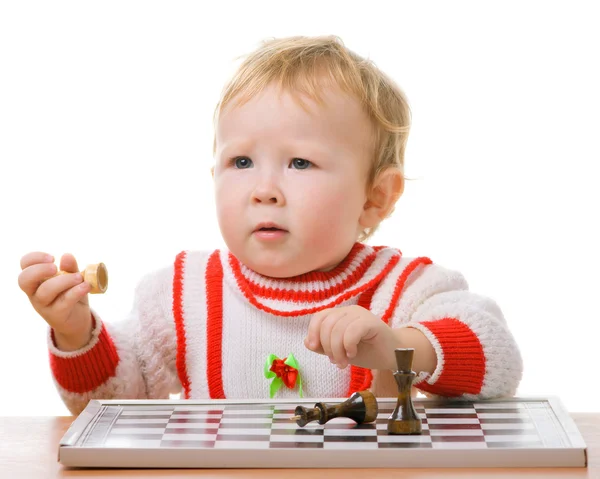 O miúdo joga xadrez. — Fotografia de Stock