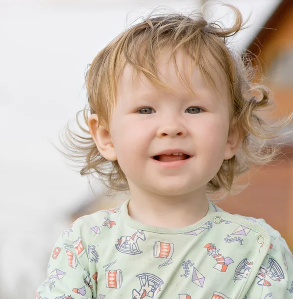 Маленькая девочка с улыбкой — стоковое фото
