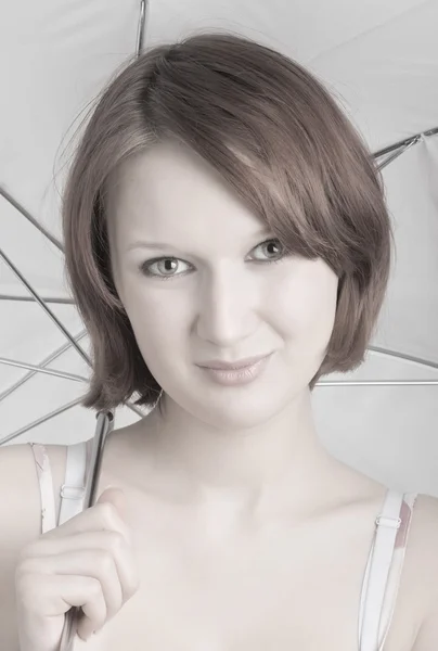 Porträt eines Mädchens unter dem Regenschirm — Stockfoto