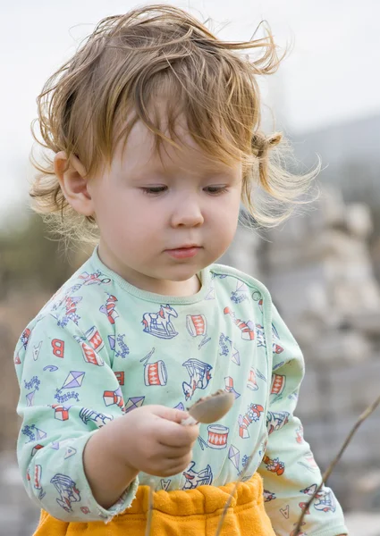 Ребенок играет с песком — стоковое фото