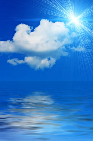 Achtergrond van de Oceaan en blauwe hemel — Stockfoto