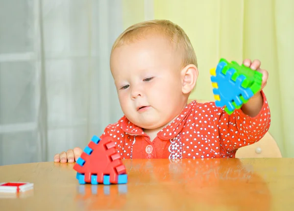 Kid plays with a pyramid — Stock Photo, Image