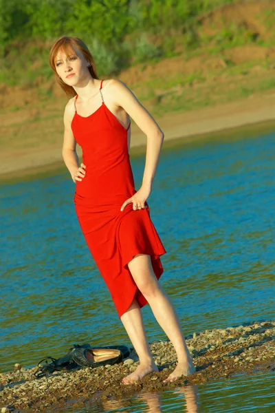 Jeune fille dans une robe rouge — Photo