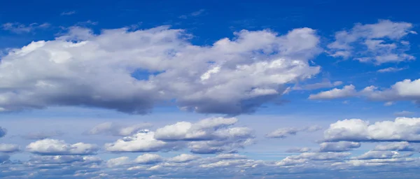 Sky bakgrund med moln — Stockfoto