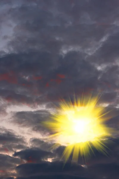 Солнце пробилось сквозь черные облака — стоковое фото