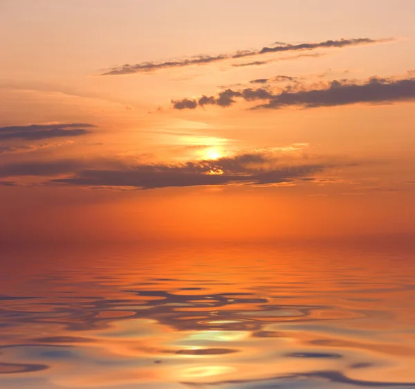 Cielo anaranjado antes de la puesta del sol en el mar —  Fotos de Stock